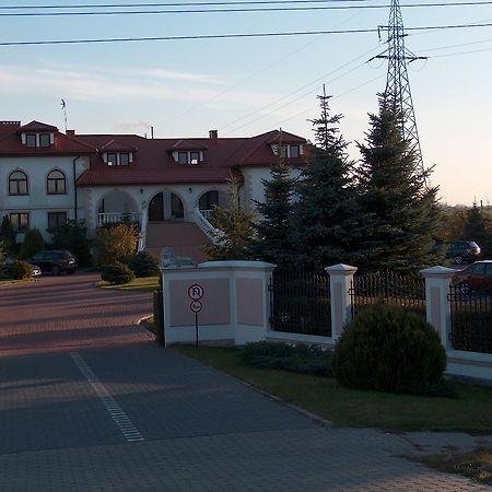 Pod Lwami Hotel Błonie Exterior foto